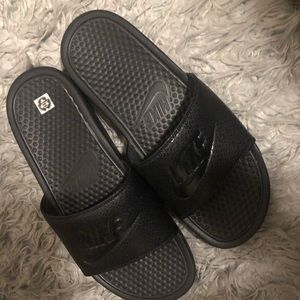 Hold‼️ Black on Black Nike Slides‼️